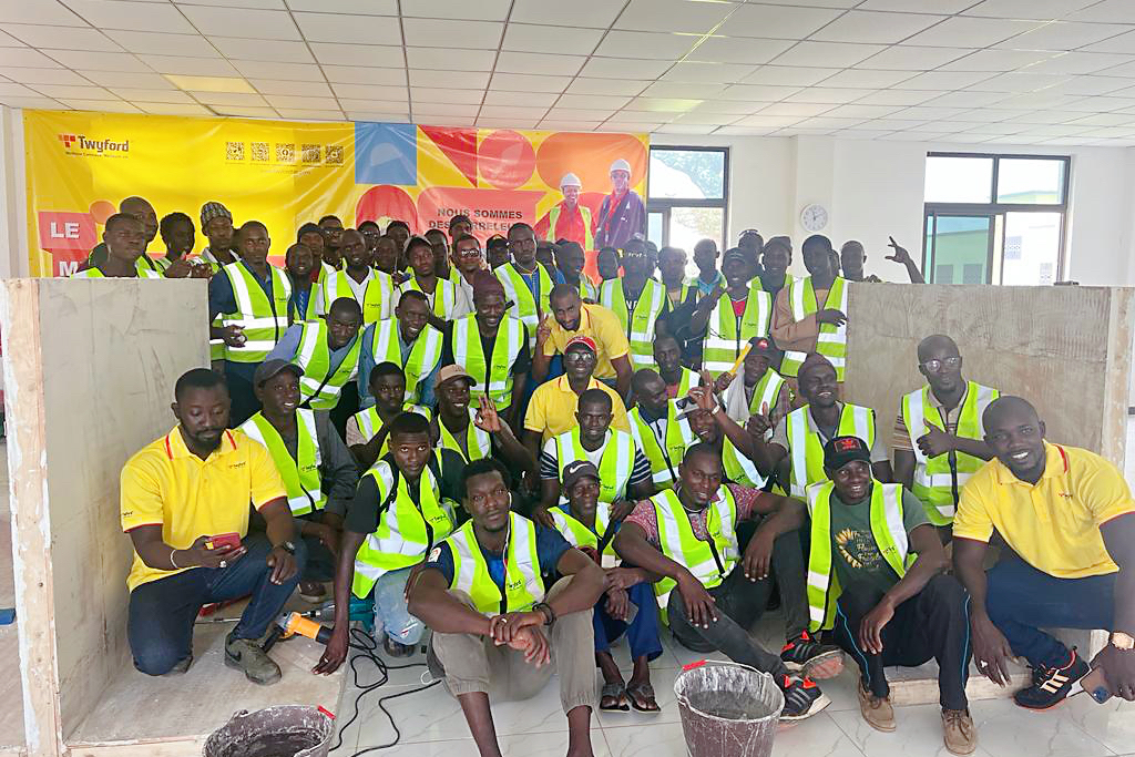 Tile paving training enter into the Senegal ceramic factory
